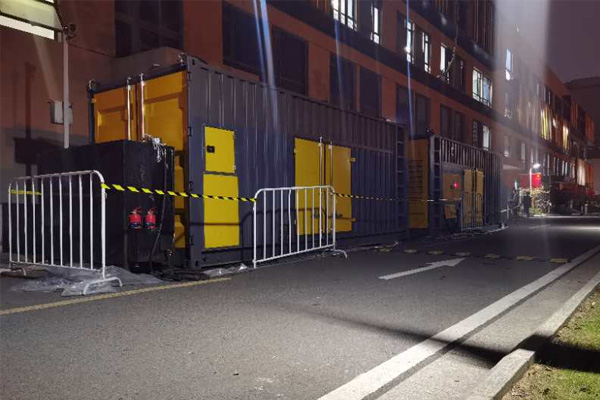 柳北柴油发电机组的输出电压是如何调节的？