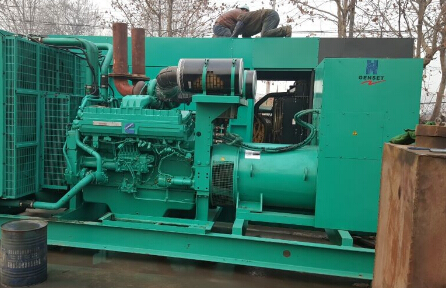 柳北发电机组如何判断水冷式机油散热器内部是否需要清洗？